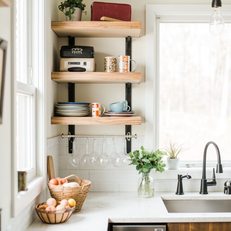 How to Style Open Kitchen Shelves Without Everything Looking Messy in 3 Days
